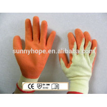 Gants tricotés en latex enroulés au soleil, gants de travail avec des gants de travail en crinkle de surface